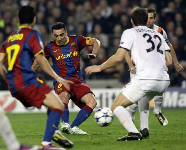 Barcelona's Xavi (C) scores a goal against Shakhtar Donetsk during the first leg of their Champions League quarter-final soccer match at Camp Nou stadium in Barcelona April 6, 2011. (Xinhua/Reuters Photo)