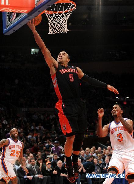 Jerryd Bayless (Top) of Toronto Raptors goes up for a shot during the NBA game against New York Knicks in New York, the United States, April 5, 2011. New York Knicks won 131-118. (Xinhua/Shen Hong)