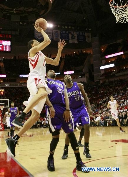Kevin Martin (L) of Huston Rockets shoots during the NBA game against Sacramento Kings in Houston, the United States, April 5, 2011. Kings won 104-101. (Xinhua/Song Qiong)