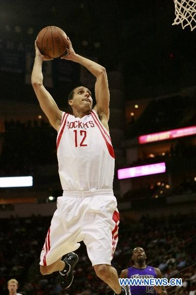 Kevin Martin of Huston Rockets tries to dunk during the NBA game against Sacramento Kings in Houston, the United States, April 5, 2011. Kings won 104-101. (Xinhua/Song Qiong)