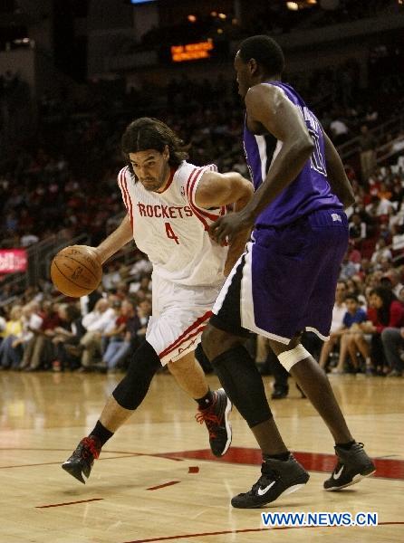 Luis Scola (L) of Huston Rockets competes during the NBA game against Sacramento Kings in Houston, the United States, April 5, 2011. Kings won 104-101. (Xinhua/Song Qiong)
