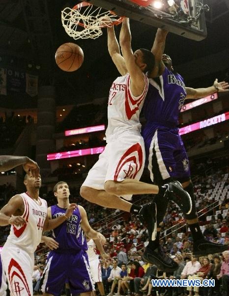 Kevin Martin (2nd R) of Huston Rockets dunks during the NBA game against Sacramento Kings in Houston, the United States, April 5, 2011. Kings won 104-101. (Xinhua/Song Qiong)