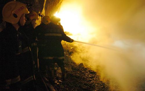 Four people were killed in a tank truck pile-up that caused a blast and fire in an expressway tunnel in northwest China's Gansu Province early Friday morning. [Chinanews]