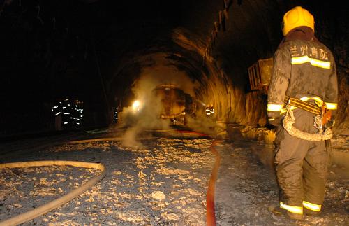 Four people were killed in a tank truck pile-up that caused a blast and fire in an expressway tunnel in northwest China's Gansu Province early Friday morning. [Chinanews]