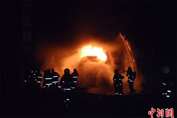 Four people were killed in a tank truck pile-up that caused a blast and fire in an expressway tunnel in northwest China's Gansu Province early Friday morning. [Chinanews]