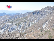 Miaofeng Mountain, with its towering peaks rising majestically to a height of more than 1,300 meters, is the major peak in the northern range of the Western Hills. Situated at a distance of about 70 kilometers from downtown areas, its sheer cliffs, jutting crags and tortuous mountain paths make it one of the most renowned scenic spots in northern China. [Photo by Yuan Fang]