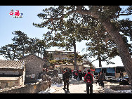 Miaofeng Mountain, with its towering peaks rising majestically to a height of more than 1,300 meters, is the major peak in the northern range of the Western Hills. Situated at a distance of about 70 kilometers from downtown areas, its sheer cliffs, jutting crags and tortuous mountain paths make it one of the most renowned scenic spots in northern China. [Photo by Yuan Fang]