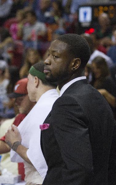 The Miami Heat's injured Guard, Dwayne Wade, is seen near his team's bench during this game against the Milwaukee Bucks in the first half of their NBA basketball game in Miami, Florida April 6, 2011. (Xinhua/Reuters Photo) 