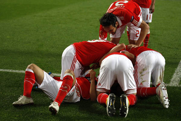 Benfica's Saviola (partially seen on the pitch, L) celebrates his goal with his teammates during the first leg of their Europa League quarter-final soccer match against PSV Eindhoven at Luz stadium in Lisbon April 7, 2011. (Xinhua/Reuters Photo)