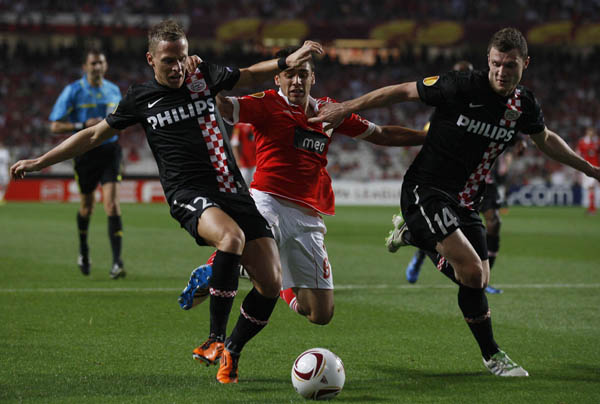 Benfica's Eduardo Salvio (C) fights for the ball with PSV Eindhoven's Erik Pieters (R) and Balazs Dzsudzsak during the first leg of their Europa League quarter-final soccer match at Luz stadium in Lisbon April 7, 2011. (Xinhua/Reuters Photo)