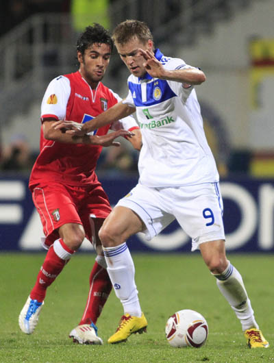 Andriy Yarmolenko of Dinamo Kiev (R) fights for the ball with Silvio of Braga during their Europa League quarter-final first leg match at the Valeriy Lobanovskiy Stadium in Kiev April 7, 2011. (Xinhua/Reuters Photo) 