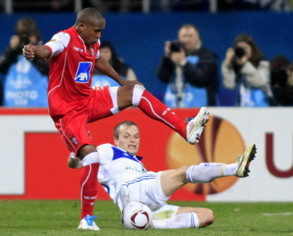 Oleh Gusev of Dinamo Kiev (R) fights for the ball with Paulo Cesar of Braga during their Europa League quarter-final first leg match at the Valeriy Lobanovskiy Stadium in Kiev April 7, 2011. (Xinhua/Reuters Photo)