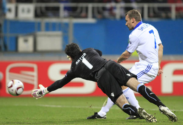 Andriy Shevchenko of Dinamo Kiev (R) shoots after the whistle past goalkeeper Artur of Braga during their Europa League quarter-final first leg match at the Valeriy Lobanovskiy Stadium in Kiev April 7, 2011. (Xinhua/Reuters Photo)