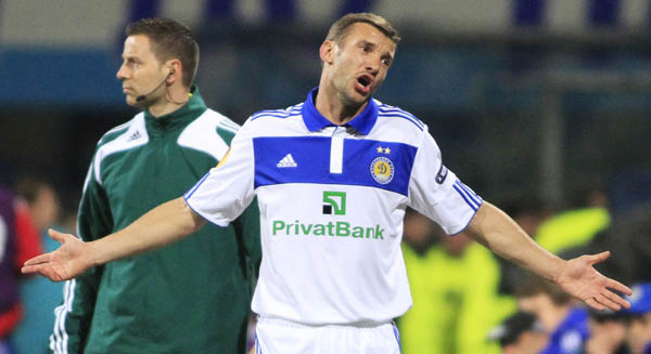 Andriy Shevchenko of Dinamo Kiev reacts after being shown the red card during the Europa League quarter-final first leg match against Braga at the Valeriy Lobanovskiy Stadium in Kiev April 7, 2011. (Xinhua/Reuters Photo)