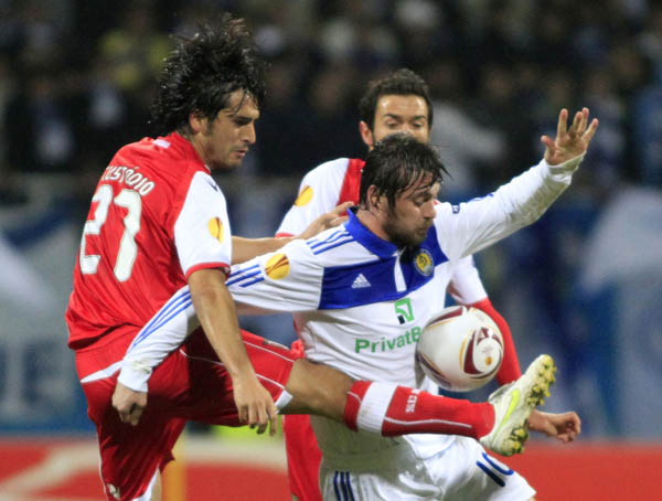 Artem Milevskiy of Dinamo Kiev (R) fights for the ball with Custodio of Braga during their Europa League quarter-final first leg match at the Valeriy Lobanovskiy Stadium in Kiev April 7, 2011. (Xinhua/Reuters Photo)