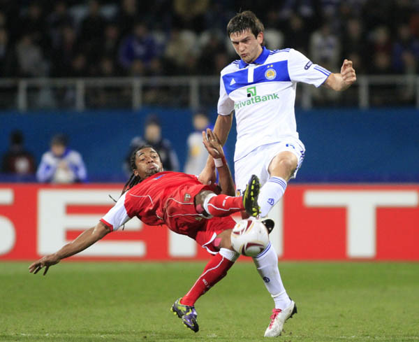 Goran Popov of Dinamo Kiev (R) fights for the ball with Alan of Braga during their Europa League quarter-final first leg match at the Valeriy Lobanovskiy Stadium in Kiev April 7, 2011. (Xinhua/Reuters Photo)