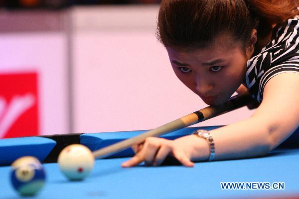 Fu Xiaofang of China plays a shot against Duong Thuy Vi of Vietnam during the 2011 Philippine Open Pool Championships in Mandaluyong City, the Philippines, April 7, 2011. Fu won the game 9-4.(Xinhua/Rouelle Umali) 