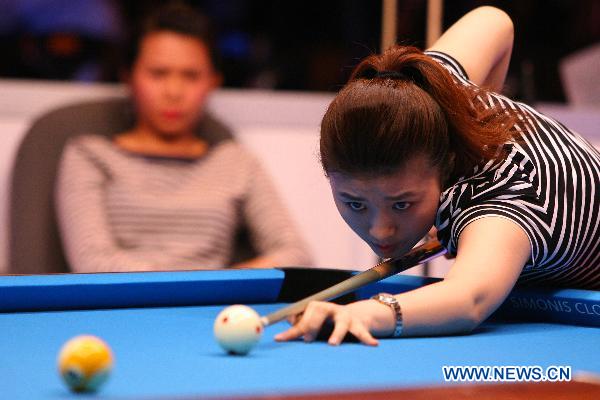 Fu Xiaofang of China plays a shot against Duong Thuy Vi of Vietnam during the 2011 Philippine Open Pool Championships in Mandaluyong City, the Philippines, April 7, 2011. Fu won the game 9-4.(Xinhua/Rouelle Umali) 