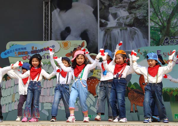 Taiwan children dance at a going away party for the animals traveling to the mainland, at Taipei Zoo, Taiwan, on April 7, 2011. 