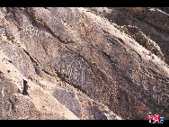 Located 56 kilometers from Yinchuan city, the rock paintings in Helan Mountain are the works done by different ethnic groups of different times covering the themes of nomadic life, sacrifice to gods, animals and human images as well as knives, axes, stone chains, traps and carts. It was listed on the unofficial world cultural heritages by the UNESCO International Committee of Rock Painting in 1977. [Photo: China.org.cn] 