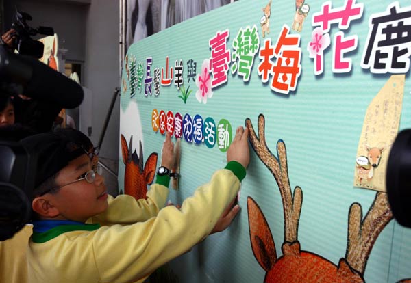 Taiwan children post their personal messages on a board wishing the animals a healthy and happy life, at Taipei Zoo, Taiwan, on April 7, 2011. 