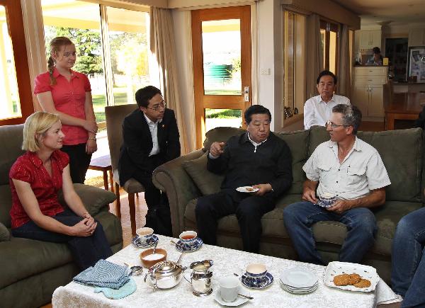 Jia Qinglin, chairman of the National Committee of the Chinese People's Political Consultative Conference, chats with Ian Cusack and his family during his visit to a ranch run by Cusack in Canberra, Australia, April 8, 2011. (Xinhua/Liu Weibing)