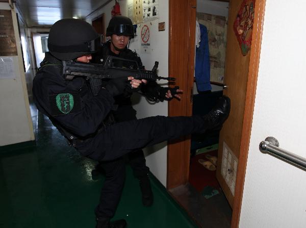 Chinese soldiers search for 'pirates' on a 'target' Chinese merchant ship during an anti-piracy drill of the Chinese People's Liberation Army (PLA) Navy Eighth Escort Task Force held in Gulf of Aden, on April 9, 2011. [Xinhua] 