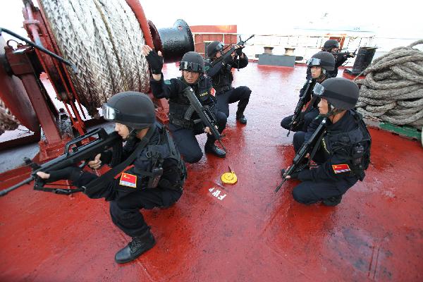 Chinese soldiers search for 'pirates' on a 'target' Chinese merchant ship during an anti-piracy drill of the Chinese People's Liberation Army (PLA) Navy Eighth Escort Task Force held in Gulf of Aden, on April 9, 2011. [Xinhua] 