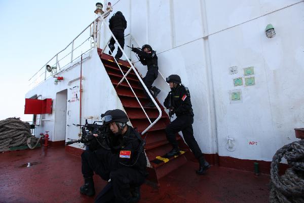 Chinese soldiers search for 'pirates' on a 'target' Chinese merchant ship during an anti-piracy drill of the Chinese People's Liberation Army (PLA) Navy Eighth Escort Task Force held in Gulf of Aden, on April 9, 2011. [Xinhua]