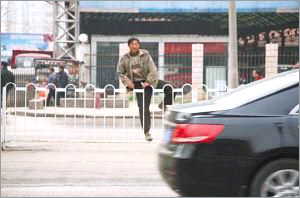 The Civilization Office of Wuhan, Hubei Province, revealed to the media individuals that had been classified as 'uncivilized people' for committing offenses related to 'uncivilized behaviors,' including running traffic lights.