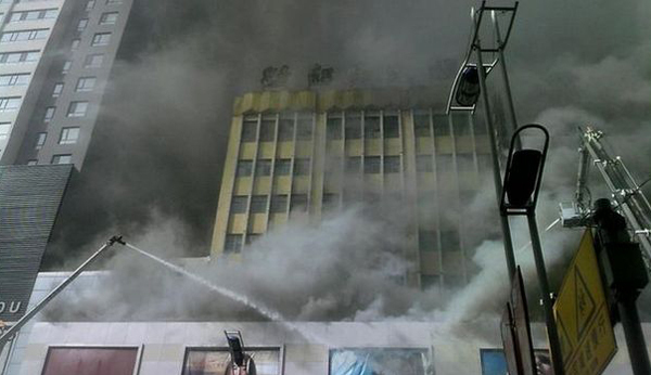 The fire which killed one woman in a large shopping mall in the downtown of Xining City, capital of northwest China's Qinghai Province, was put out Sunday morning