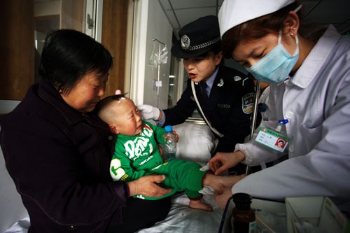 A nurse at the Pingliang Hospital in Pingliang city, Northwest China's Gansu province, puts an intravenous drip into a toddler who is suffering from food poisoning, on Friday. [Photo/Xinhua]