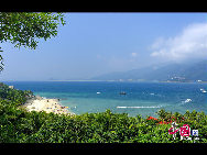 Fenjiezhou Island is a small, pretty island located in the South Sea off Lingshui County. It is only an hour drive to Sanya. It looks like a beauty floating in the sea, so local fishermen nicknamed it 'Sleeping Beauty Island'. [China.org.cn]