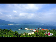 Fenjiezhou Island is a small, pretty island located in the South Sea off Lingshui County. It is only an hour drive to Sanya. It looks like a beauty floating in the sea, so local fishermen nicknamed it 'Sleeping Beauty Island'. [China.org.cn]