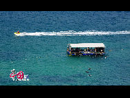 Fenjiezhou Island is a small, pretty island located in the South Sea off Lingshui County. It is only an hour drive to Sanya. It looks like a beauty floating in the sea, so local fishermen nicknamed it 'Sleeping Beauty Island'. [China.org.cn]