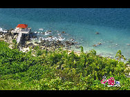 Fenjiezhou Island is a small, pretty island located in the South Sea off Lingshui County. It is only an hour drive to Sanya. It looks like a beauty floating in the sea, so local fishermen nicknamed it 'Sleeping Beauty Island'. [China.org.cn]