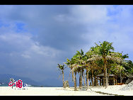 Fenjiezhou Island is a small, pretty island located in the South Sea off Lingshui County. It is only an hour drive to Sanya. It looks like a beauty floating in the sea, so local fishermen nicknamed it 'Sleeping Beauty Island'. [China.org.cn]