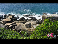 Fenjiezhou Island is a small, pretty island located in the South Sea off Lingshui County. It is only an hour drive to Sanya. It looks like a beauty floating in the sea, so local fishermen nicknamed it 'Sleeping Beauty Island'. [China.org.cn]