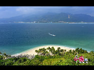 Fenjiezhou Island is a small, pretty island located in the South Sea off Lingshui County. It is only an hour drive to Sanya. It looks like a beauty floating in the sea, so local fishermen nicknamed it 'Sleeping Beauty Island'. [China.org.cn]