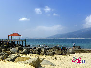 Fenjiezhou Island is a small, pretty island located in the South Sea off Lingshui County. It is only an hour drive to Sanya. It looks like a beauty floating in the sea, so local fishermen nicknamed it 'Sleeping Beauty Island'. [China.org.cn]