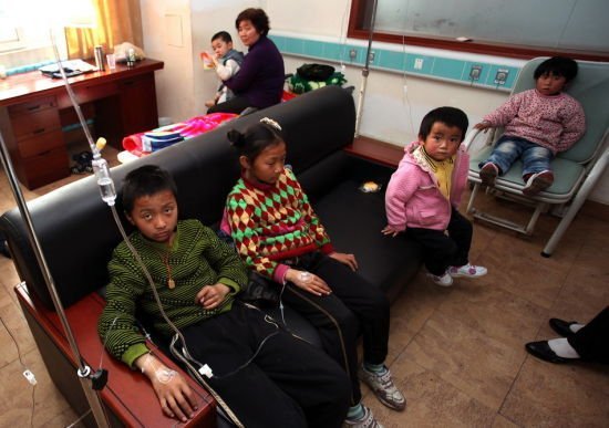 Milk poisoning that left three children dead and 36 people sickened in northwest China has been confirmed as an intentional food poisoning case, local authorities said on April 10, 2011. In the picture, children receive medical treatment in a local hospital.