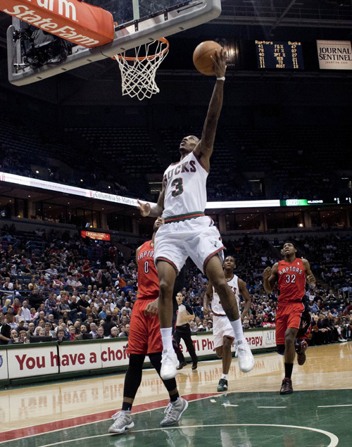 Milwaukee Bucks' Brandon Jennings goes up to the basket against the Toronto Raptors in the second half of their NBA basketball game in Milwaukee, Wisconsin April 11, 2011. (Xinhua/Reuters Photo) 