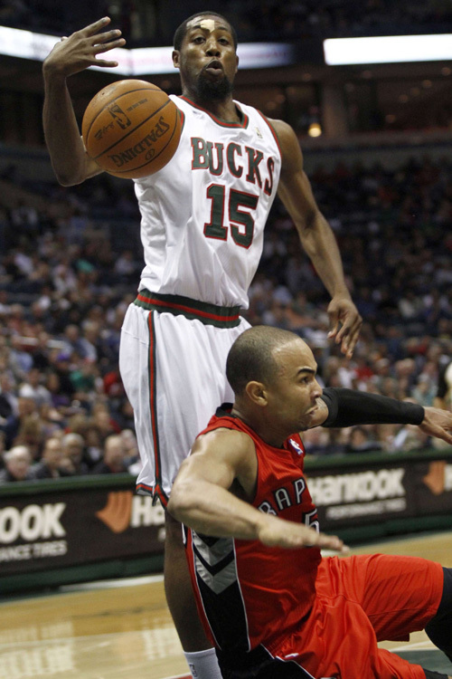 Toronto Raptors' Jerryd Bayless (R) runs into Milwaukee Bucks' John Salmons (L) in the first half of their NBA basketball game in Milwaukee, Wisconsin April 11, 2011. (Xinhua/Reuters Photo) 