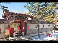 Miaofeng Mountain, with its towering peaks rising majestically to a height of more than 1,300 meters, is the major peak in the northern range of the Western Hills. Situated at a distance of about 70 kilometers from downtown areas, its sheer cliffs, jutting crags and tortuous mountain paths make it one of the most renowned scenic spots in northern China. [Photo by Yuan Fang]