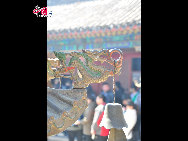 Miaofeng Mountain, with its towering peaks rising majestically to a height of more than 1,300 meters, is the major peak in the northern range of the Western Hills. Situated at a distance of about 70 kilometers from downtown areas, its sheer cliffs, jutting crags and tortuous mountain paths make it one of the most renowned scenic spots in northern China. [Photo by Yuan Fang]