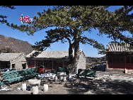 Miaofeng Mountain, with its towering peaks rising majestically to a height of more than 1,300 meters, is the major peak in the northern range of the Western Hills. Situated at a distance of about 70 kilometers from downtown areas, its sheer cliffs, jutting crags and tortuous mountain paths make it one of the most renowned scenic spots in northern China. [Photo by Yuan Fang]