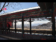 Miaofeng Mountain, with its towering peaks rising majestically to a height of more than 1,300 meters, is the major peak in the northern range of the Western Hills. Situated at a distance of about 70 kilometers from downtown areas, its sheer cliffs, jutting crags and tortuous mountain paths make it one of the most renowned scenic spots in northern China. [Photo by Yuan Fang]