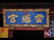 Miaofeng Mountain, with its towering peaks rising majestically to a height of more than 1,300 meters, is the major peak in the northern range of the Western Hills. Situated at a distance of about 70 kilometers from downtown areas, its sheer cliffs, jutting crags and tortuous mountain paths make it one of the most renowned scenic spots in northern China. [Photo by Yuan Fang]  