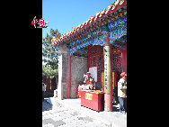 Miaofeng Mountain, with its towering peaks rising majestically to a height of more than 1,300 meters, is the major peak in the northern range of the Western Hills. Situated at a distance of about 70 kilometers from downtown areas, its sheer cliffs, jutting crags and tortuous mountain paths make it one of the most renowned scenic spots in northern China. [Photo by Yuan Fang]  