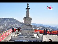 Miaofeng Mountain, with its towering peaks rising majestically to a height of more than 1,300 meters, is the major peak in the northern range of the Western Hills. Situated at a distance of about 70 kilometers from downtown areas, its sheer cliffs, jutting crags and tortuous mountain paths make it one of the most renowned scenic spots in northern China. [Photo by Yuan Fang]  